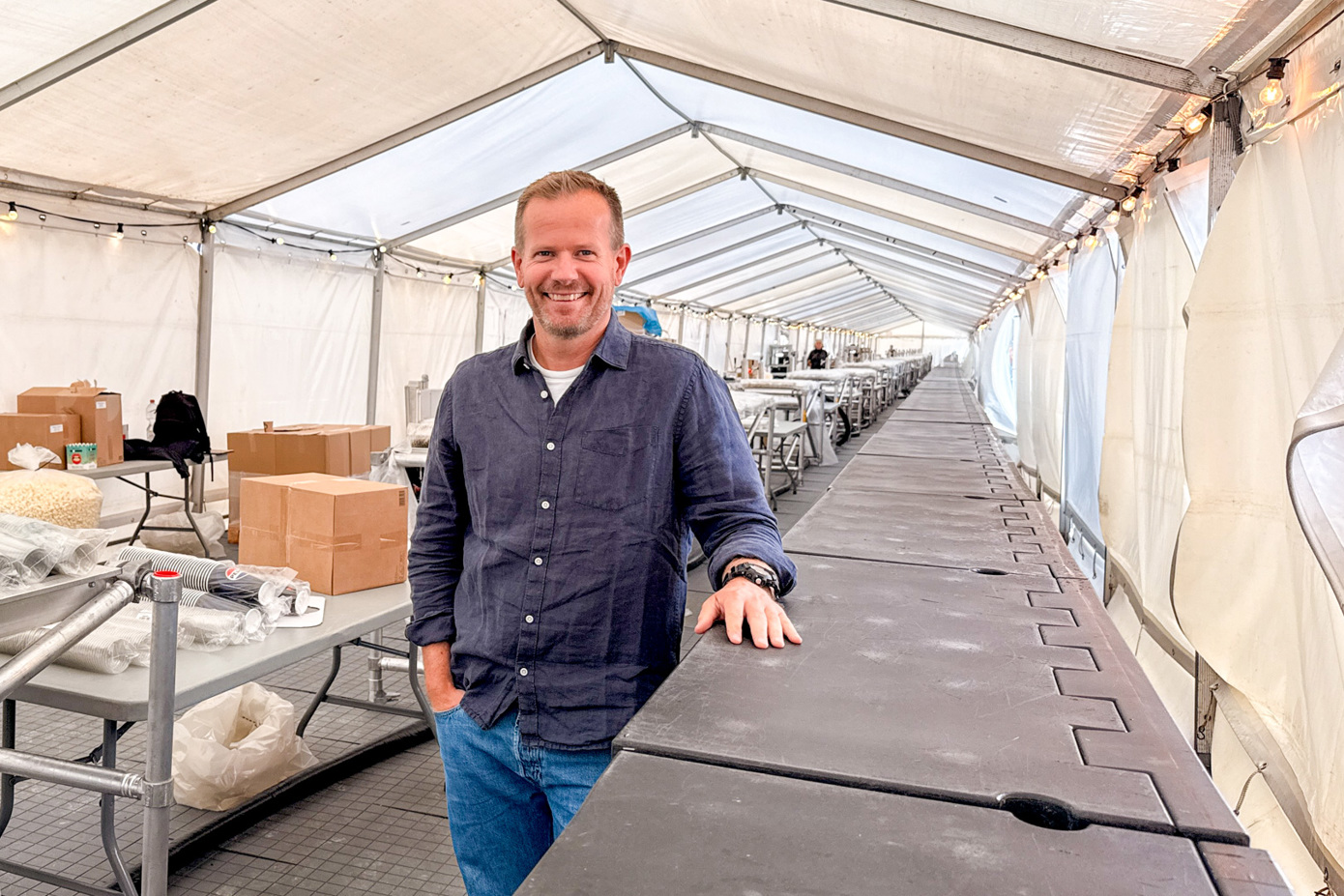 Teknisk sjef i Ringnes, Espen Stavland ved en del av de mer enn 200 metrene med serveringsomårde som ble klargjort for konserten.