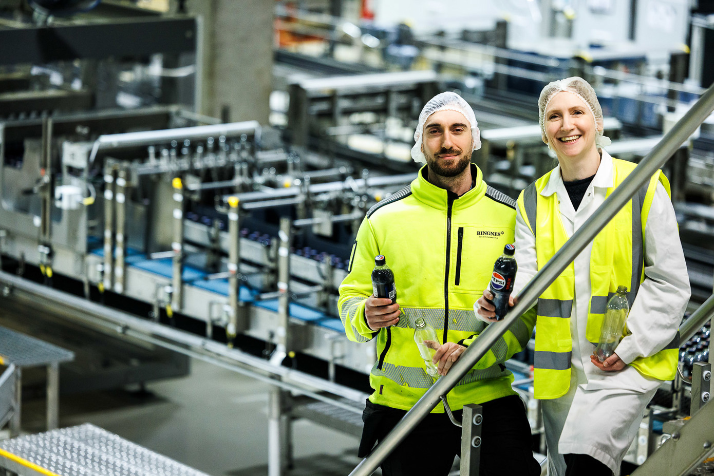 Prosessingeniør Freskim Azizi og emballasjeekspert i Ringnes, Sølvy Aslaksen.